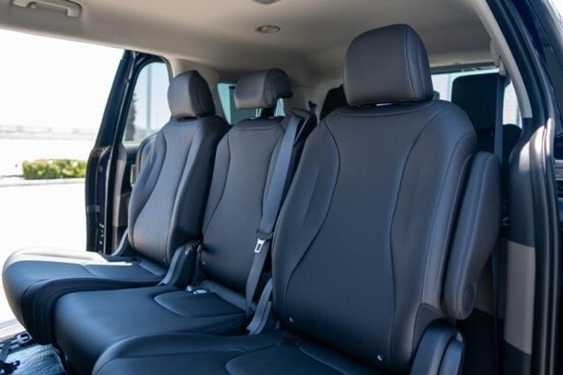 New 2026 Kia Carnival Hybrid EXImage 11
