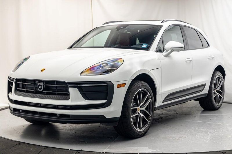 2025 Porsche Macan BaseImage 1