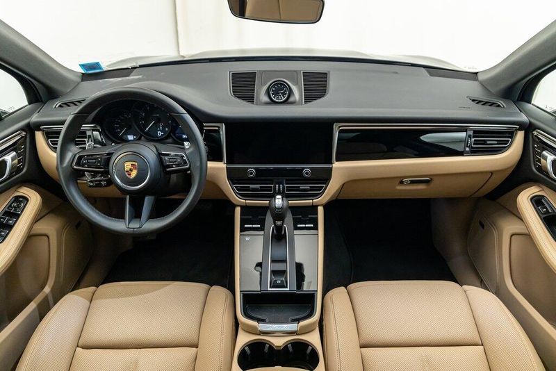 2022 Porsche Macan BaseImage 18