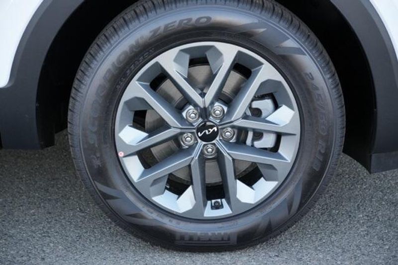 New 2025 Kia Telluride LXImage 9