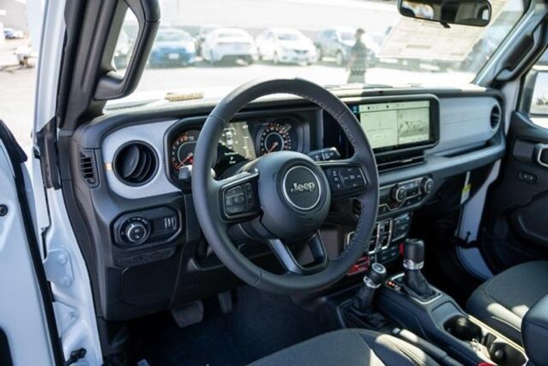 New 2025 Jeep Gladiator WillysImage 10
