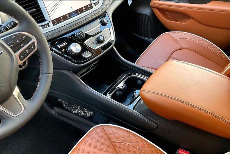 New 2026 Chrysler Pacifica PinnacleImage 7