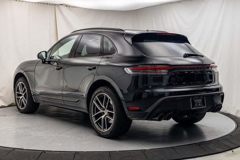 2024 Porsche Macan BaseImage 3