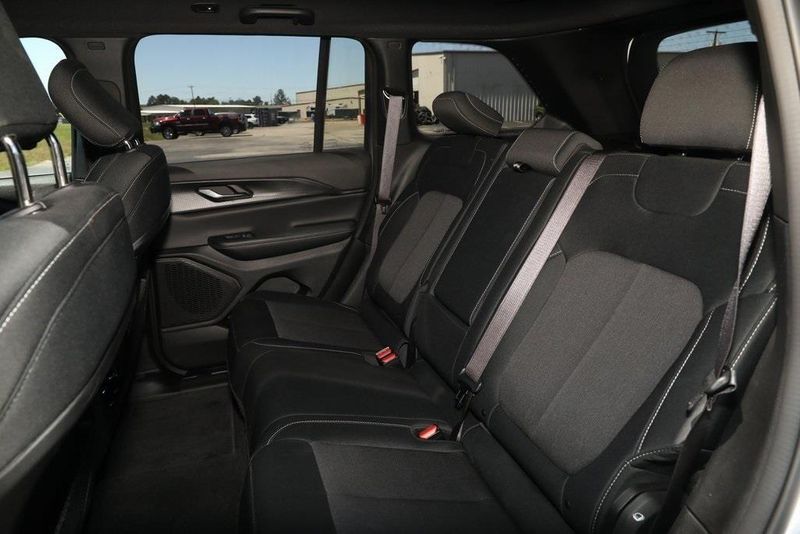 2024 Jeep Grand Cherokee LaredoImage 32