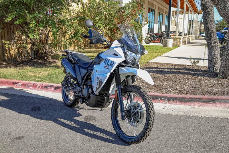 2025 KAWASAKI KLR 650 S ABS PEARL CRYSTAL WHITE AND METALLIC CARBON GRAY 