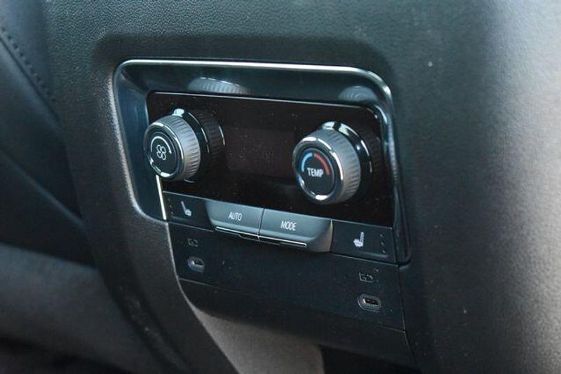 New 2026 Chevrolet Suburban PremierImage 18