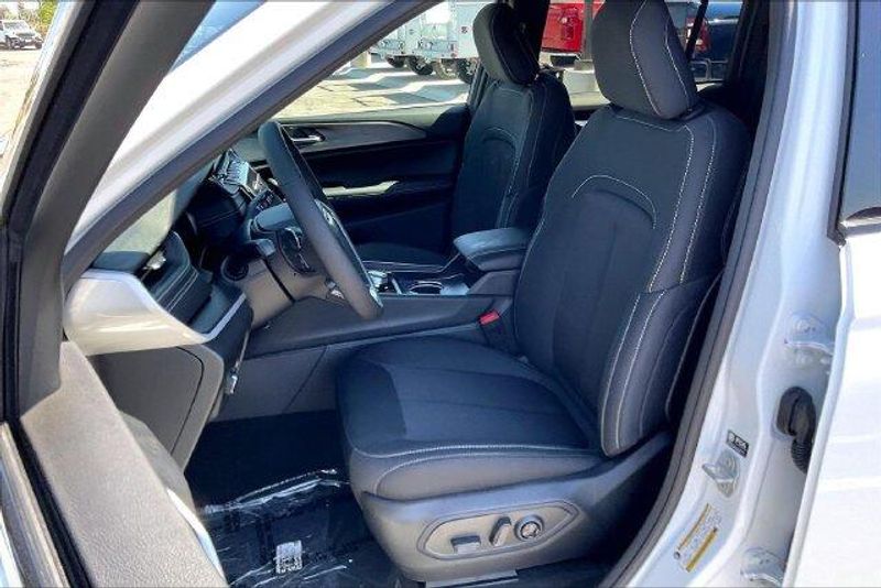 New 2027 Jeep Grand Cherokee Laredo X 4x4Image 8