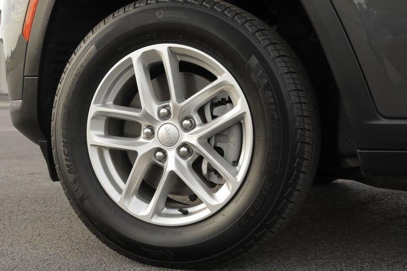 2024 Jeep Grand Cherokee L LaredoImage 11