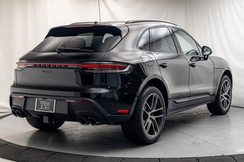 2025 Porsche Macan BaseImage 5