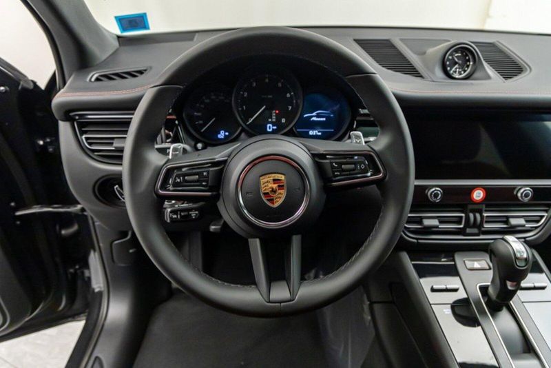 2024 Porsche Macan Image 15