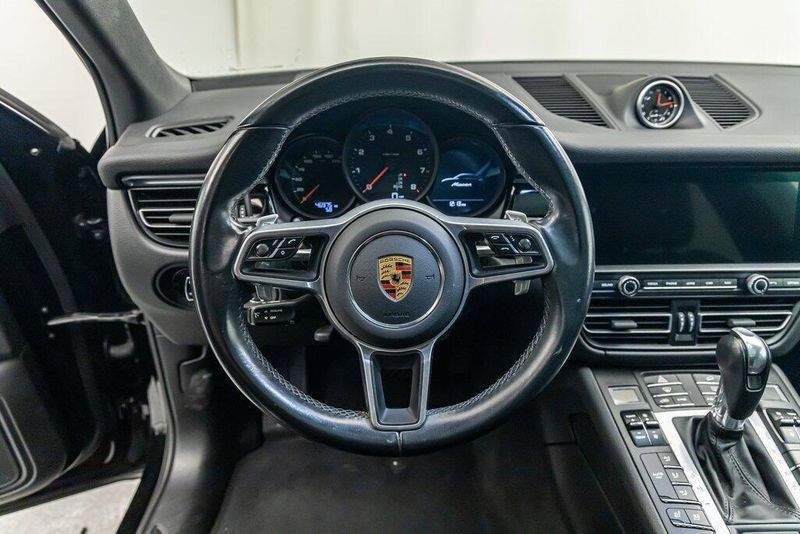 2021 Porsche Macan BaseImage 14