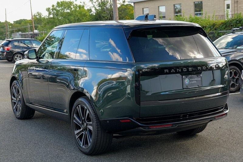 2023 Land Rover Range Rover SE photo 4