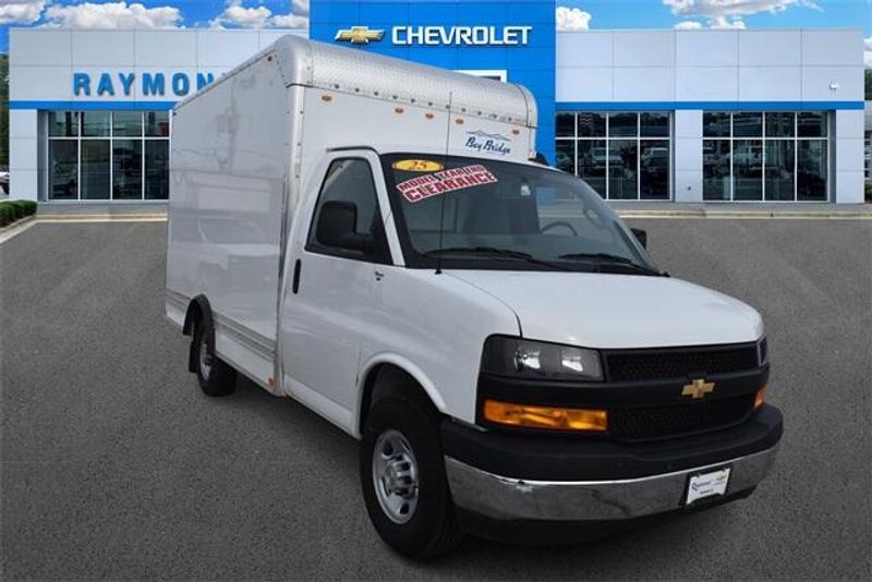 New 2025 Chevrolet Express 3500 Work VanImage 9