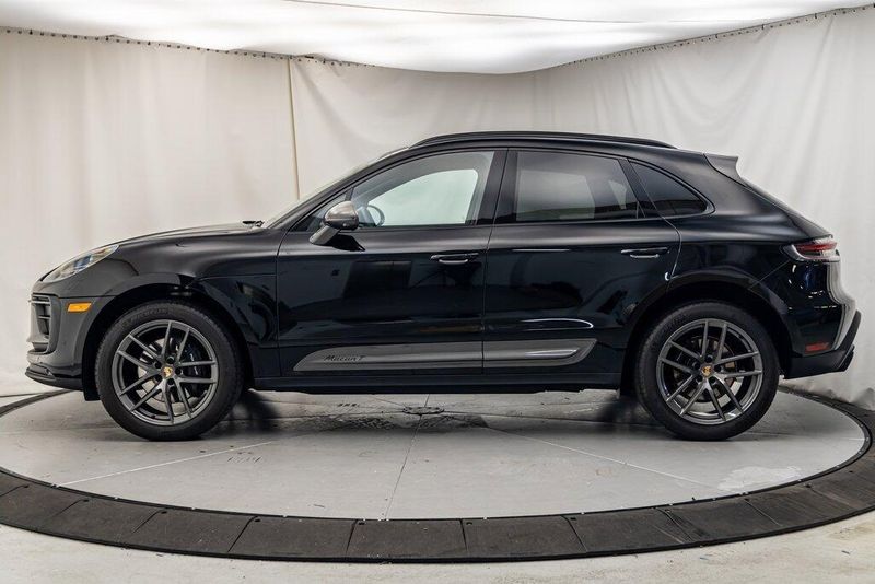 2024 Porsche Macan BaseImage 2