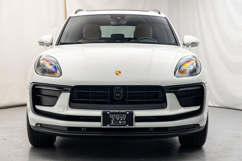 2024 Porsche Macan BaseImage 8