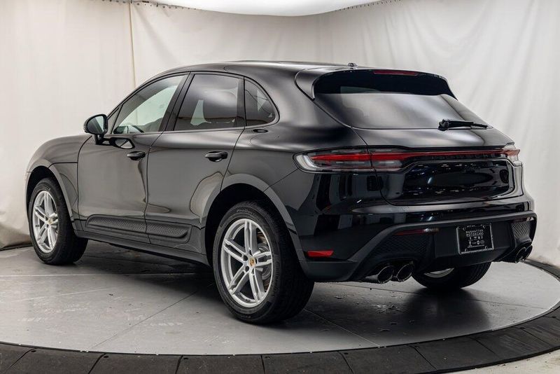 2025 Porsche Macan BaseImage 3