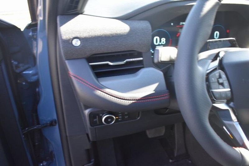 2025 Ford Explorer STImage 19