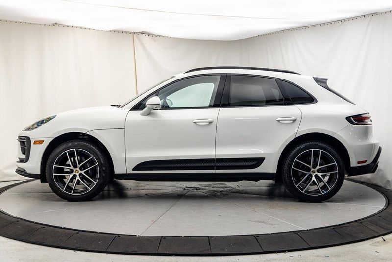 2024 Porsche Macan BaseImage 2