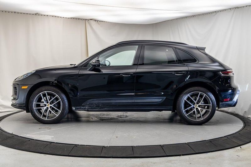 2024 Porsche Macan BaseImage 2