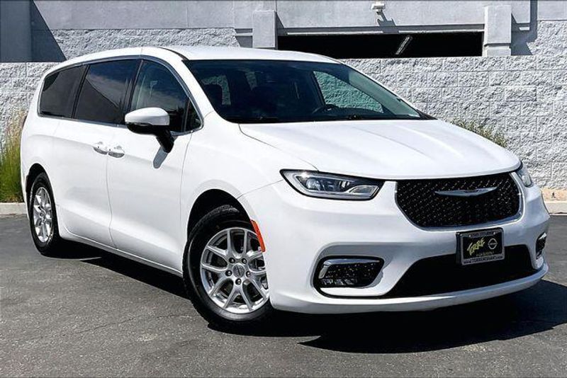 Used 2023 Chrysler Pacifica Touring LImage 12