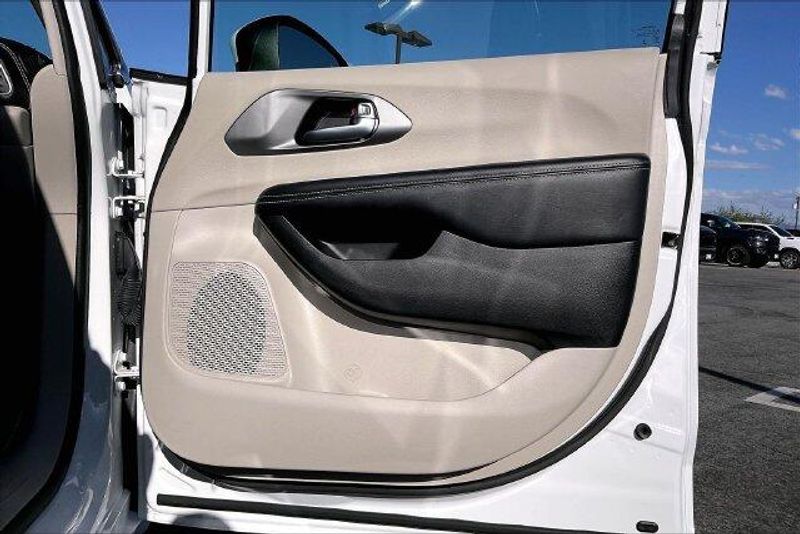 Used 2023 Chrysler Pacifica Hybrid Touring LImage 23
