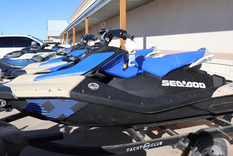 2025 SEADOO SPARK TRIXX FOR 3 WITH SOUND SYSTEM SAND AND DAZZLING BLUE 