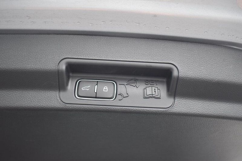 Used 2023 Ford Explorer XLTImage 6