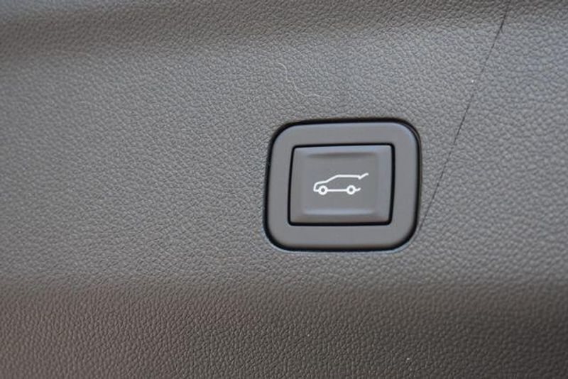 New 2026 Chevrolet Suburban PremierImage 25