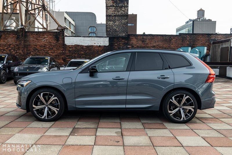 2023 Volvo XC60 Recharge Plug-In Hybrid Ultimate Dark ThemeImage 2