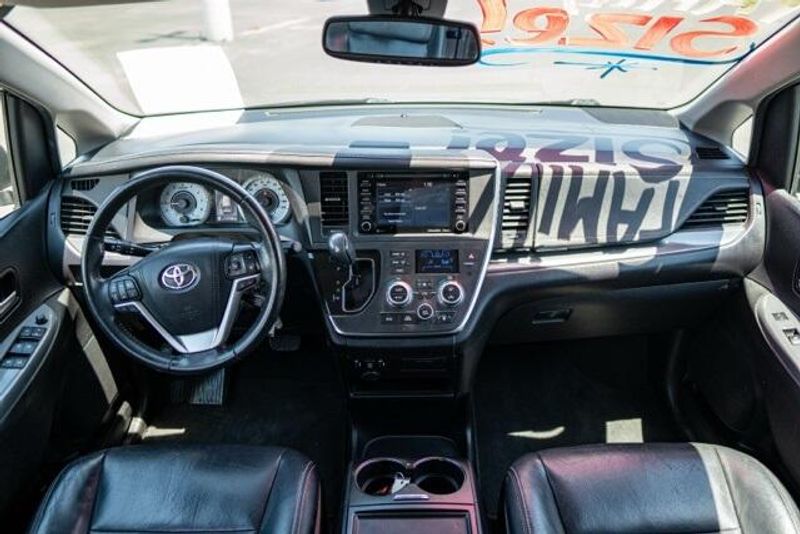 2019 Toyota Sienna SEImage 15
