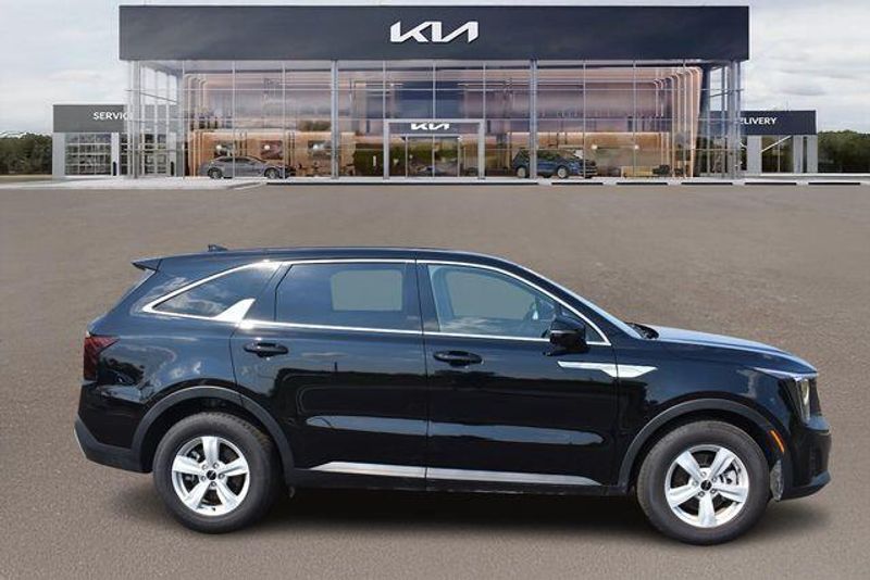 New 2025 Kia Sorento LXImage 2