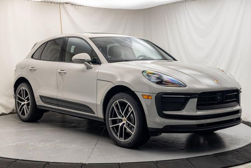 2025 Porsche Macan BaseImage 7