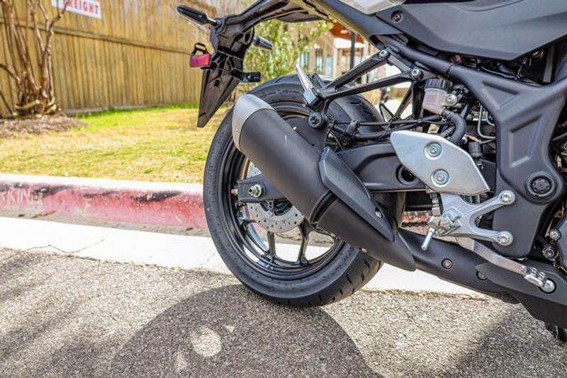 NEW 2026 YAMAHA YZFR3 ABS 70TH ANNIVERSARY EDITION Image 17