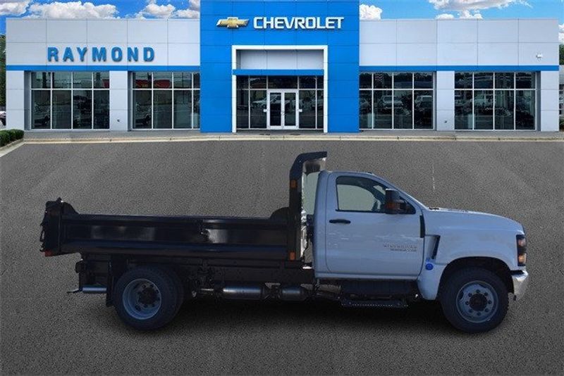 2024 Chevrolet Silverado 5500HD 1WTImage 2