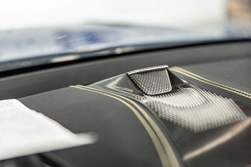 2025 Aston Martin DBX photo 28