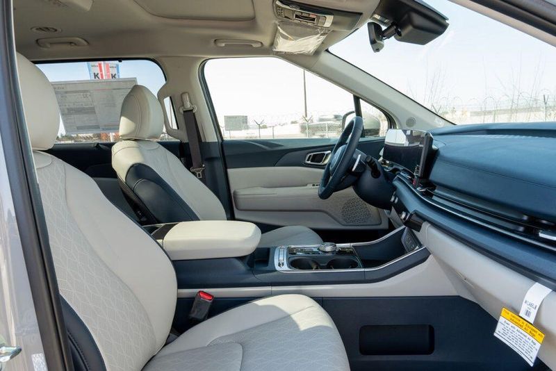New 2026 Kia Carnival Hybrid EXImage 18