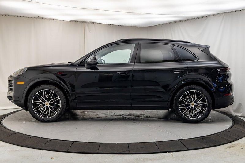 2024 Porsche Cayenne BaseImage 2