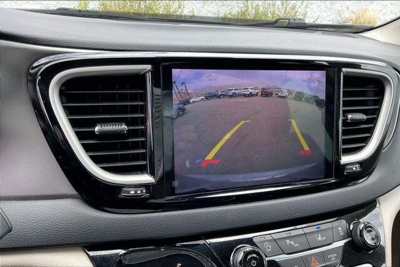 Used 2023 Chrysler Pacifica Touring LImage 21