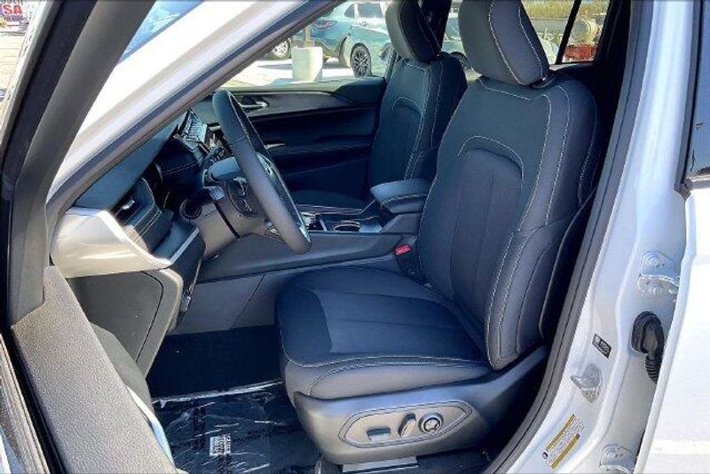 New 2027 Jeep Grand Cherokee Laredo X 4x4Image 8