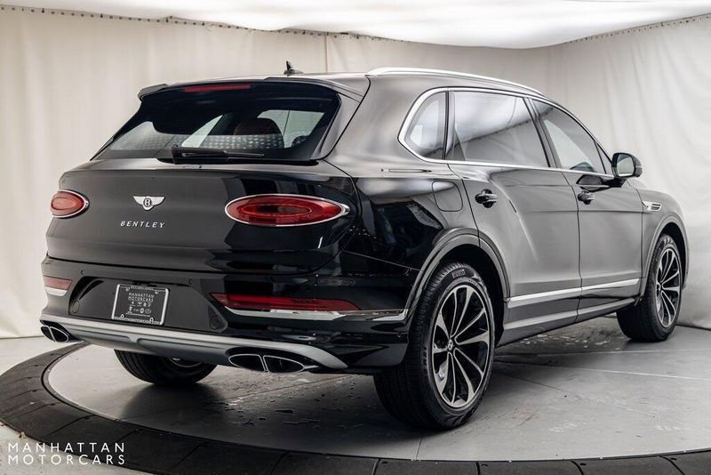 2024 Bentley Bentayga EWB V8Image 5