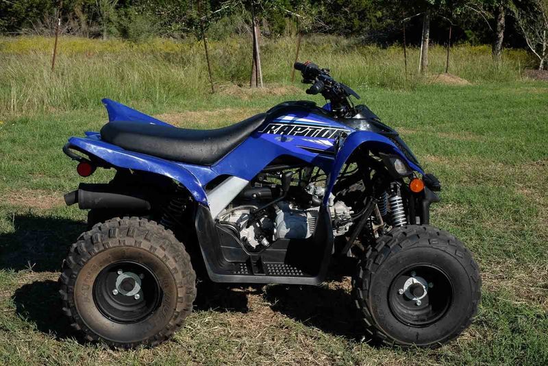 2023 YAMAHA Raptor 90 in a BLUE exterior color. Family PowerSports (877) 886-1997 familypowersports.com 