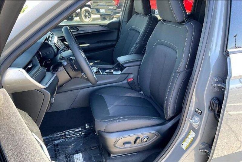 New 2027 Jeep Grand Cherokee Laredo X 4x4Image 8