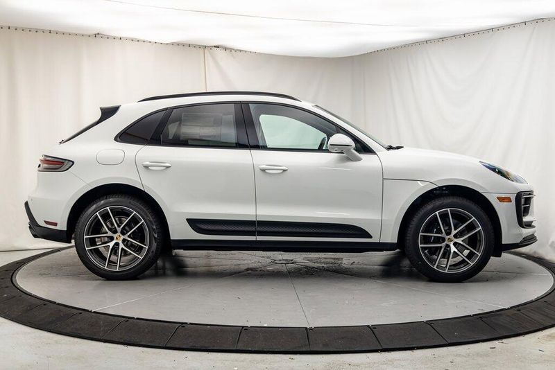 2025 Porsche Macan BaseImage 6