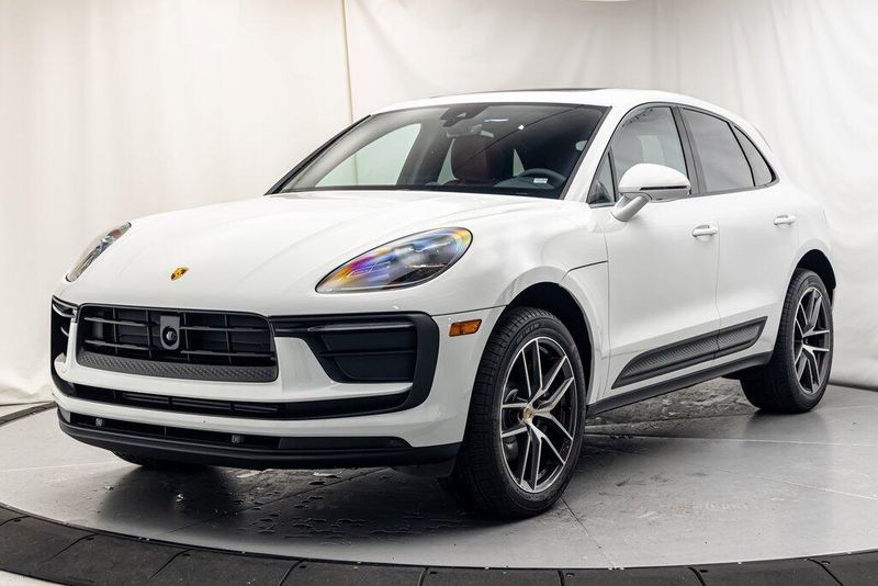 2025 Porsche Macan BaseImage 1