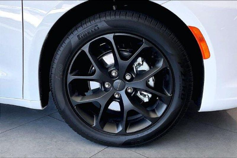 New 2027 Chrysler Pacifica LimitedImage 8