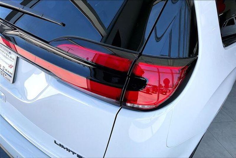 New 2027 Chrysler Pacifica LimitedImage 10