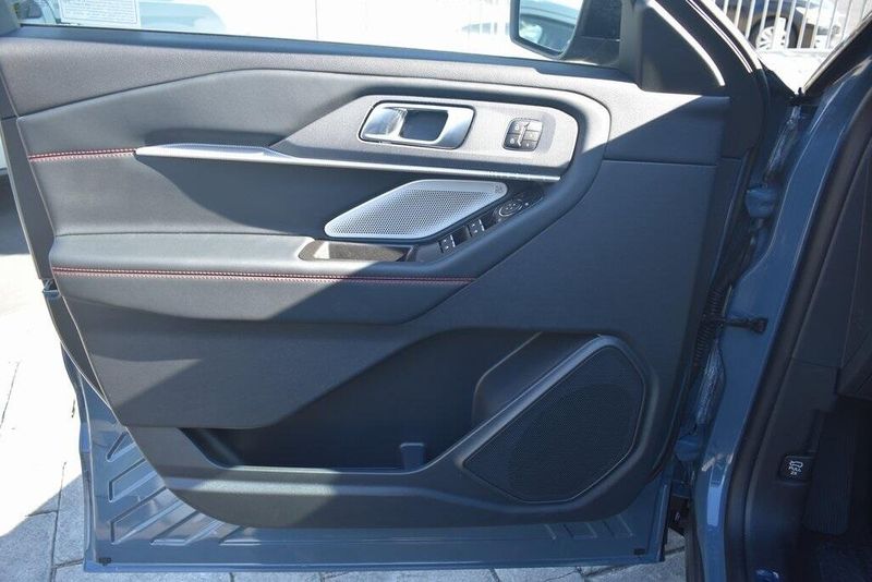 2025 Ford Explorer STImage 18