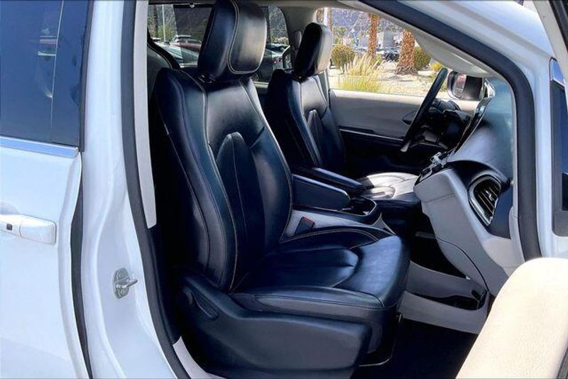 Used 2023 Chrysler Pacifica Touring LImage 6