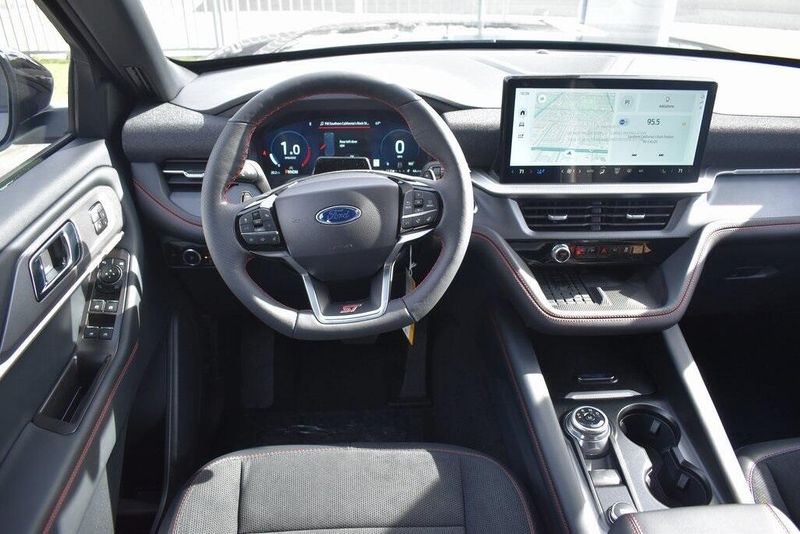 2025 Ford Explorer STImage 12