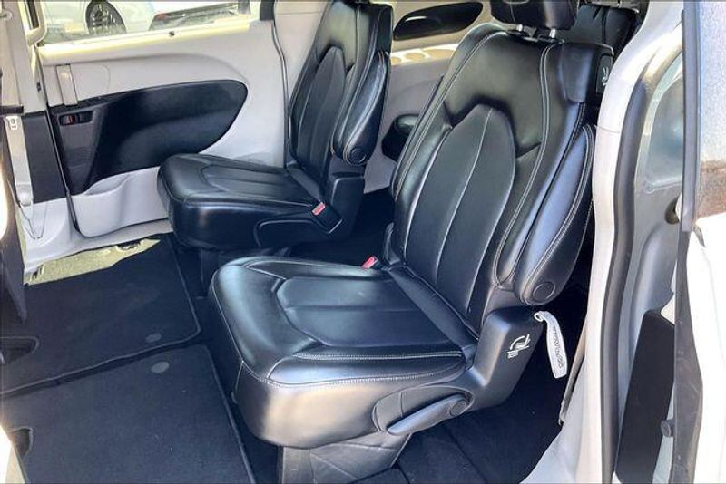 Used 2023 Chrysler Pacifica Touring LImage 25